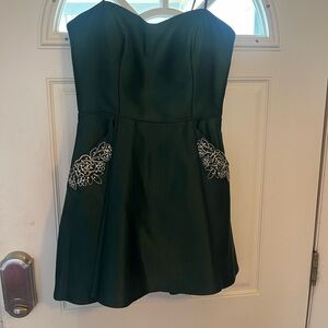 Green hoco dress w/ gold pocket detail. Size 11. Used twice. Functional pockets
